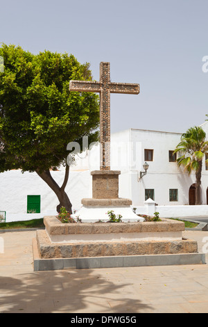 Una croce dietro la piccola chiesa nel villaggio di Antigua a Fuerteventura, Spagna. Foto Stock