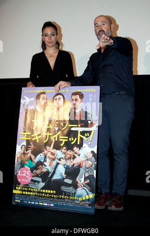 Tokyo, Giappone. 9 Ott, 2013. (L a R) L'attrice Blanca Suarez e l'attore Javier Camara cast del film 'Los amantes pasajeros' scritto e diretto da Pedro Almodovar posa per le telecamere in occasione della cerimonia di apertura del battito Latino Film Festival 2013 a Tokyo in Giappone, Ottobre 9, 2013. Il decimo Latin Beat Film Festival 2013 si svolgerà dal 9 Ottobre al 10 novembre in diversi teatri di film di Tokyo, Kyoto, Yokohama e Osaka. Credito: Rodrigo Reyes Marin/AFLO/Alamy Live News Foto Stock