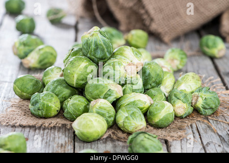 Piccolo mucchio di freschi i cavoletti di Bruxelles Foto Stock