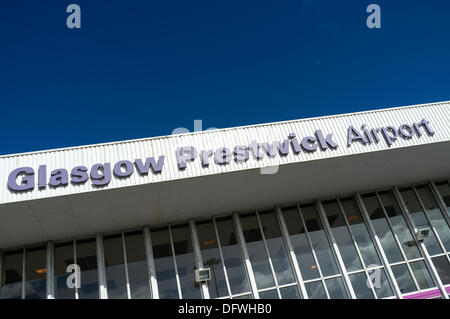 Ayrshire, in Scozia, Regno Unito . 09oct, 2013. L'Esecutivo scozzese ha annunciato (08 ottobre 2013) che era in trattative con INFRATIL, la Nuova Zelanda in base ai proprietari di l'Aeroporto di Prestwick, Ayrshire, in Scozia, Regno Unito, con l'intenzione di adottare l'aeroporto in proprietà pubblica, effettuare investimenti significativi e risparmiare fino a 1700 posti di lavoro. L'aeroporto di Prestwick aperta per la prima volta nel 1934 e durante la Seconda Guerra Mondiale è stato usato come un US Army base ed è ora la base scozzese per la compagnia aerea irlandese Ryanair. Credito: Findlay/Alamy Live News Foto Stock