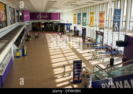 Ayrshire, in Scozia, Regno Unito . 09oct, 2013. L'Esecutivo scozzese ha annunciato (08 ottobre 2013) che era in trattative con INFRATIL, la Nuova Zelanda in base ai proprietari di l'Aeroporto di Prestwick, Ayrshire, in Scozia, Regno Unito, con l'intenzione di adottare l'aeroporto in proprietà pubblica, effettuare investimenti significativi e risparmiare fino a 1700 posti di lavoro. L'aeroporto di Prestwick aperta per la prima volta nel 1934 e durante la Seconda Guerra Mondiale è stato usato come un US Army base ed è ora la base scozzese per la compagnia aerea irlandese Ryanair. Credito: Findlay/Alamy Live News Foto Stock