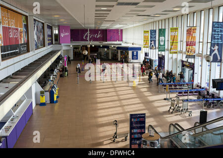 Ayrshire, in Scozia, Regno Unito . 09oct, 2013. L'Esecutivo scozzese ha annunciato (08 ottobre 2013) che era in trattative con INFRATIL, la Nuova Zelanda in base ai proprietari di l'Aeroporto di Prestwick, Ayrshire, in Scozia, Regno Unito, con l'intenzione di adottare l'aeroporto in proprietà pubblica, effettuare investimenti significativi e risparmiare fino a 1700 posti di lavoro. L'aeroporto di Prestwick aperta per la prima volta nel 1934 e durante la Seconda Guerra Mondiale è stato usato come un US Army base ed è ora la base scozzese per la compagnia aerea irlandese Ryanair. Credito: Findlay/Alamy Live News Foto Stock