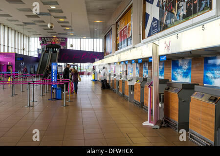 Ayrshire, in Scozia, Regno Unito . 09oct, 2013. L'Esecutivo scozzese ha annunciato (08 ottobre 2013) che era in trattative con INFRATIL, la Nuova Zelanda in base ai proprietari di l'Aeroporto di Prestwick, Ayrshire, in Scozia, Regno Unito, con l'intenzione di adottare l'aeroporto in proprietà pubblica, effettuare investimenti significativi e risparmiare fino a 1700 posti di lavoro. L'aeroporto di Prestwick aperta per la prima volta nel 1934 e durante la Seconda Guerra Mondiale è stato usato come un US Army base ed è ora la base scozzese per la compagnia aerea irlandese Ryanair. Credito: Findlay/Alamy Live News Foto Stock