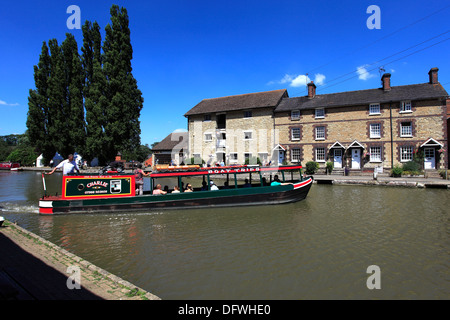 Narrowboats sul Grand Union Canal, Stoke Bruerne canal nazionale museo, Northamptonshire, Inghilterra; Gran Bretagna; Regno Unito Foto Stock