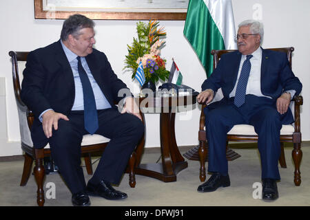 Ramallah, West Bank, Territorio palestinese. 9 Ott, 2013. Il presidente palestinese Mahmoud Abbas (R), incontra il Vice Primo Ministro e Ministro degli Affari esteri greco Evangelos Venizelos (L), presso la sede di Abbas in Cisgiordania città di Ramallah, 09 ottobre 2013 Credit: Thaer Ganaim APA/images/ZUMAPRESS.com/Alamy Live News Foto Stock