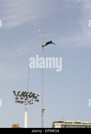 Mostra presso il delfinario dove acrobati mix rischioso acrobazie con i comuni delfini a naso di bottiglia. Foto Stock