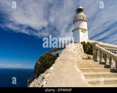 Faro bianco con gradini e mare in corrispondenza del punto di Cap de Formentor, Mallorca, con nuvole whispy prese con filtro di polarizzazione. Foto Stock