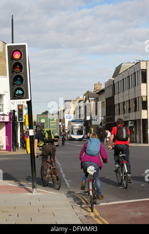 Regno Unito il primo ciclo di sicurezza semaforo a Cambridge il 8 ottobre dove i ciclisti sono date 5 secondo una testa iniziare dalle vetture Foto Stock