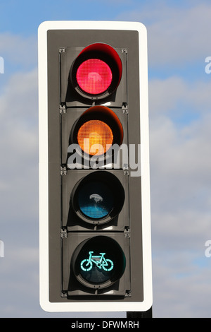 Regno Unito il primo ciclo di sicurezza semaforo a Cambridge il 8 ottobre dove i ciclisti sono date 5 secondo una testa iniziare dalle vetture Foto Stock