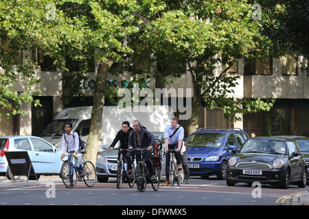 Regno Unito il primo ciclo di sicurezza semaforo a Cambridge il 8 ottobre dove i ciclisti sono date 5 secondo una testa iniziare dalle vetture Foto Stock