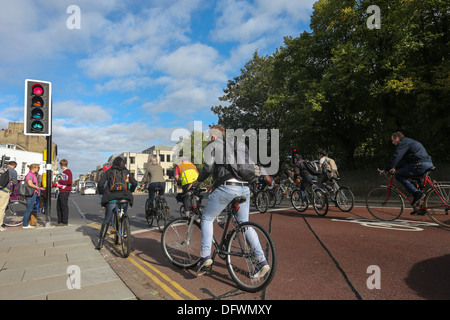 Regno Unito il primo ciclo di sicurezza semaforo a Cambridge il 8 ottobre dove i ciclisti sono date 5 secondo una testa iniziare dalle vetture Foto Stock