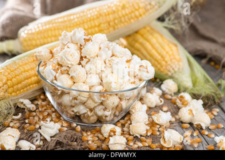 Fresche fatte di popcorn su vintage sfondo di legno Foto Stock