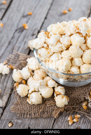 Fresche fatte di popcorn su vintage sfondo di legno Foto Stock