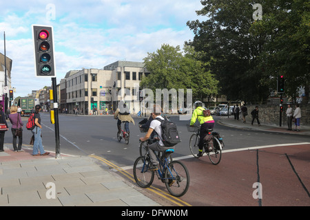 Regno Unito il primo ciclo di sicurezza semaforo a Cambridge il 8 ottobre dove i ciclisti sono date 5 secondo una testa iniziare dalle vetture Foto Stock