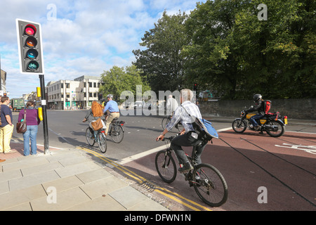 Regno Unito il primo ciclo di sicurezza semaforo a Cambridge il 8 ottobre dove i ciclisti sono date 5 secondo una testa iniziare dalle vetture Foto Stock