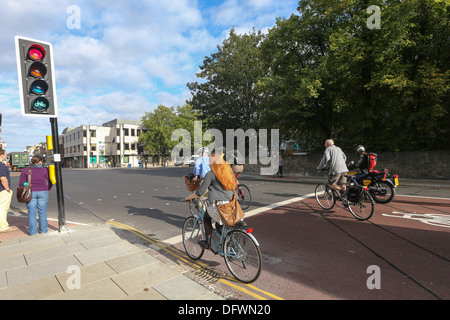 Regno Unito il primo ciclo di sicurezza semaforo a Cambridge il 8 ottobre dove i ciclisti sono date 5 secondo una testa iniziare dalle vetture Foto Stock