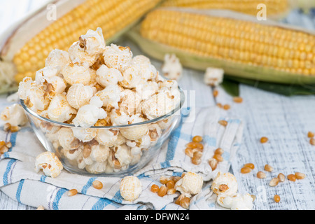 Fresche fatte di popcorn su vintage sfondo di legno Foto Stock