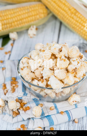 Fresche fatte di popcorn su vintage sfondo di legno Foto Stock