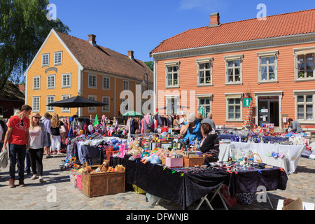Occupato outdoor weekend flea bancarelle del mercato nella città vecchia piazza Torvet, Gamlebyen, Fredrikstad, Ostfold, Norvegia, Scandinavia, Europa Foto Stock