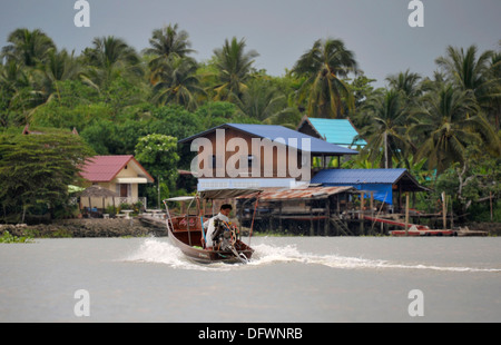 Longtail boat river taxi sul Mae Klong fiume nella parte occidentale della Thailandia a Samut Songkhran vicino Amphawa. Foto Stock