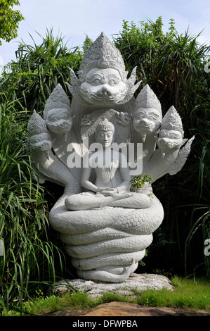 Statua di Buddha protetto dalle sette teste serpente o Mujjalint Naga all antico Siam in Tailandia. Foto Stock