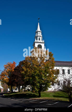 L'alto campanile del Fitzwilliam, new Hampshire meeting house sorge al di sopra della città e comuni alberi che mostra i colori dell'autunno. Foto Stock