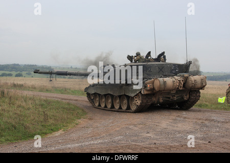 Challenger 2 serbatoio su Salisbury Plain Area Formazione Foto Stock