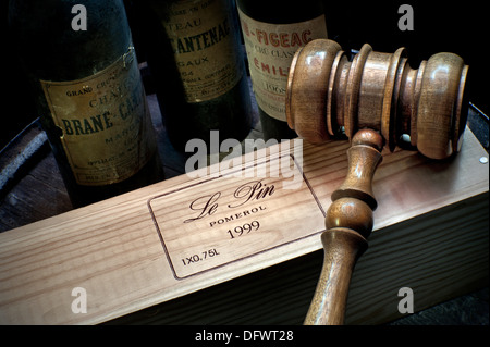 Vino asta situazione con i banditori martello su 1999 Chateau Le Pin bottiglia di vino nella casella vecchia Bordeaux bottiglie dietro a Bordeaux Francia Foto Stock