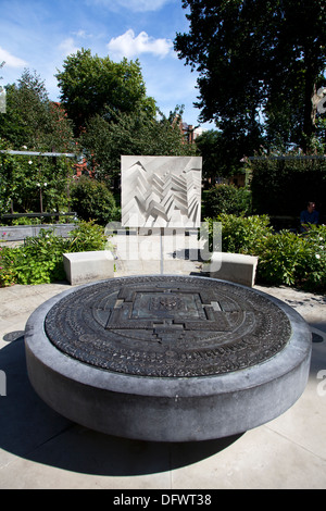 Tibetano giardino di pace di Hamish Horsley in Geraldine Maria Harmsworth parco al di fuori del Imperial War Museum di Londra, Regno Unito. Foto Stock