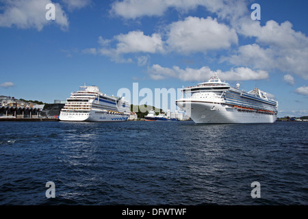 Nave da crociera Aida Luna nel Porto di Stavanger in Norvegia con Grand Princess in arrivo Foto Stock