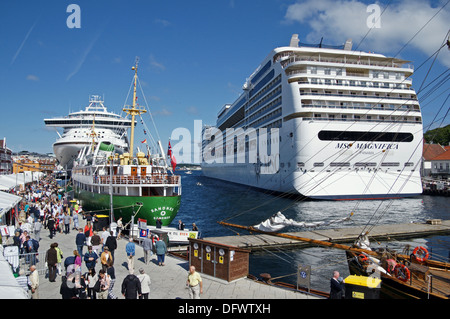 Navi da crociera Grand Princess & MSC Magnifica nel porto di Stavanger in Norvegia con Sandness in primo piano e i visitatori sulla banchina Foto Stock