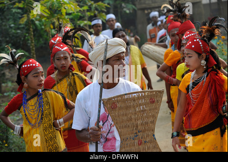 BANGLADESH Madhupur, Garo donne danza al festival tradizionale raccolto Wangal, Garo è una minoranza etnica e cristiana, vivono nella società matrilineale Foto Stock