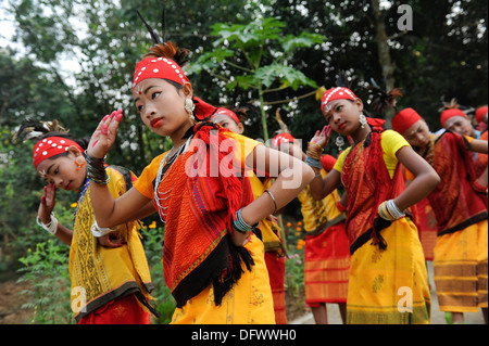 BANGLADESH Madhupur, Garo donne danza al festival tradizionale raccolto Wangal, Garo è una minoranza etnica e cristiana, vivono nella società matrilineale Foto Stock