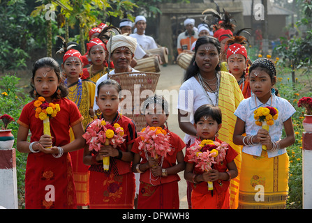 BANGLADESH Madhupur, Garo donne e bambini ballano al tradizionale festival del raccolto Wangal, Garo è una minoranza etnica e cristiana, vivono nella società matrilineale Foto Stock