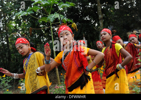 BANGLADESH Madhupur, Garo donne danza al festival tradizionale raccolto Wangal, Garo è una minoranza etnica e cristiana, vivono nella società matrilineale Foto Stock