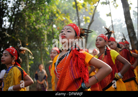 BANGLADESH Madhupur, Garo donne danza al festival tradizionale raccolto Wangal, Garo è una minoranza etnica e cristiana, vivono nella società matrilineale Foto Stock