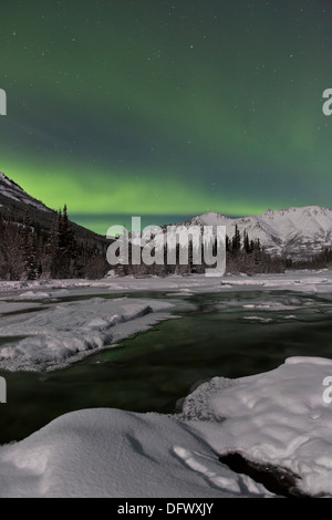 Aurora boreale sopra il lago di Annie, Yukon, Canada. Foto Stock