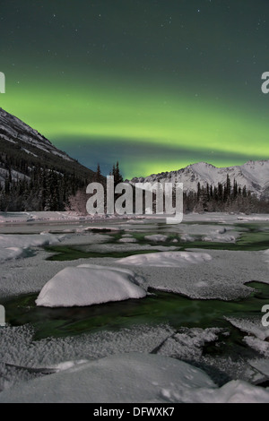 Aurora boreale sopra il lago di Annie, Yukon, Canada. Foto Stock