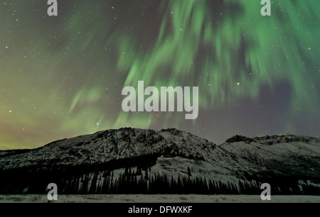 Aurora boreale sulla montagna, Annie Lago, Yukon, Canada. Foto Stock