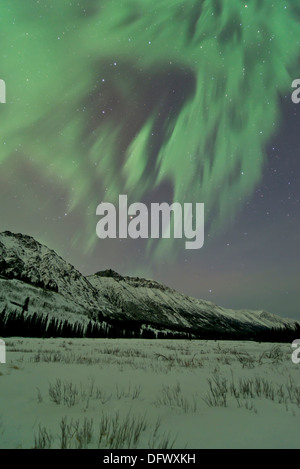 Aurora boreale sulla montagna, Annie Lago, Yukon, Canada. Foto Stock