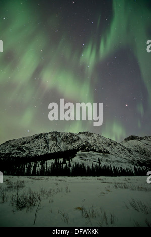 Aurora boreale sulla montagna, Annie Lago, Yukon, Canada. Foto Stock