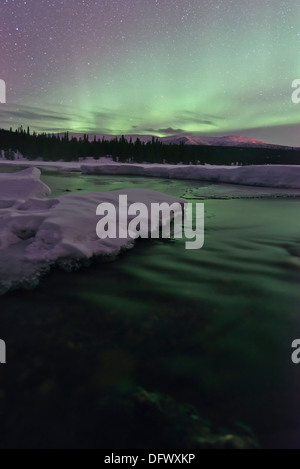 Aurora boreale su creek, Yukon, Canada. Foto Stock