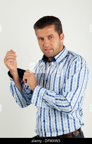 Uomo in camicia blu o sfondo bianco Foto Stock