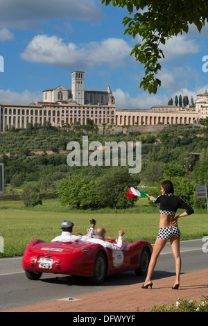 Mille Miglia, 1000 Miglia, gara automobilistica, vintage, vecchio, auto oldtimer, Pit Babe, ragazza, donna, ragazza, controllati, Bandiera, Assisi, Italia Foto Stock