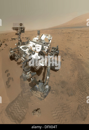 Autoritratto di curiosità rover in Gale cratere sulla superficie di Marte. Foto Stock