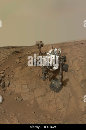 Autoritratto di curiosità rover sulla superficie di Marte. Foto Stock