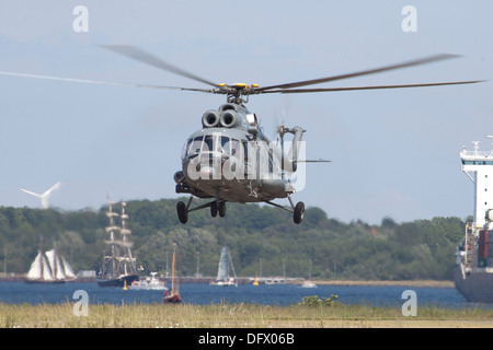 Mil Mi-8 elicottero del lituano di Air Force in Kiel, Germania. Foto Stock