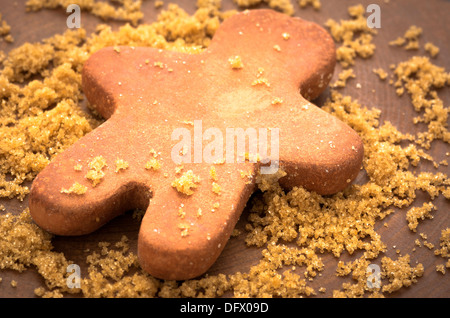 Lo zucchero di canna con argilla-uomo crema idratante sagomata sul tavolato in legno Foto Stock