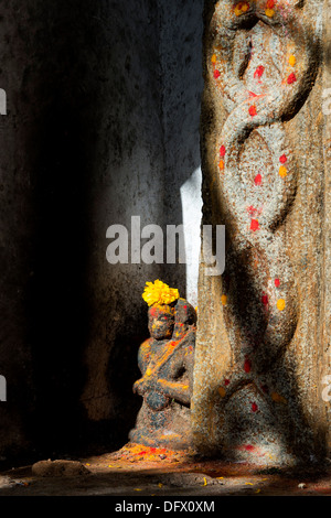 Divinità indù su un villaggio indiano altare / santuario. Andhra Pradesh, India Foto Stock