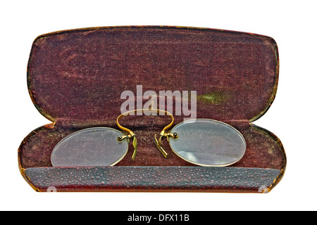 Vintage pince nez nella custodia di pelle isolate su sfondo bianco, tracciato di ritaglio Foto Stock